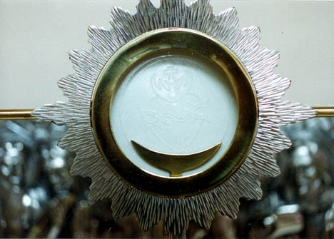 Die Hostien die in Naju/Sdkorea aus dem nichts kam ... mit einer Prgung die es sonst nirgends gibt ... vor den Augen des Priesters und Bischofs kam die Eucharistie aus dem nichts und fiel zu Fen der Diener und Seherin!