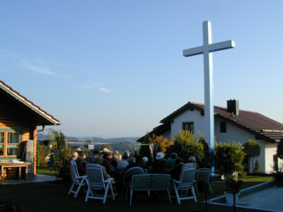 Von Anbeginn sandte GOTT Br.JM zu den glorreichen Kreuzen, um dort mit den Kindern Gottes zu beten.